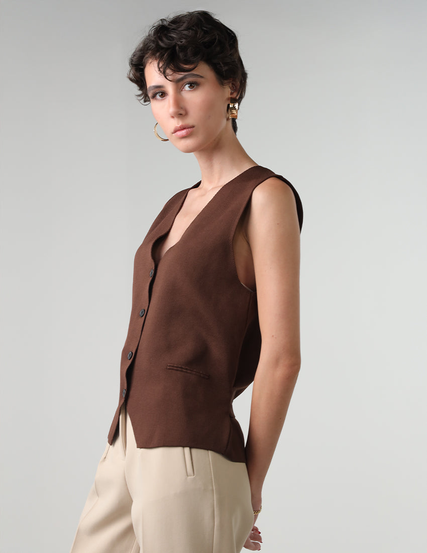 Wool vest with a belt at the back