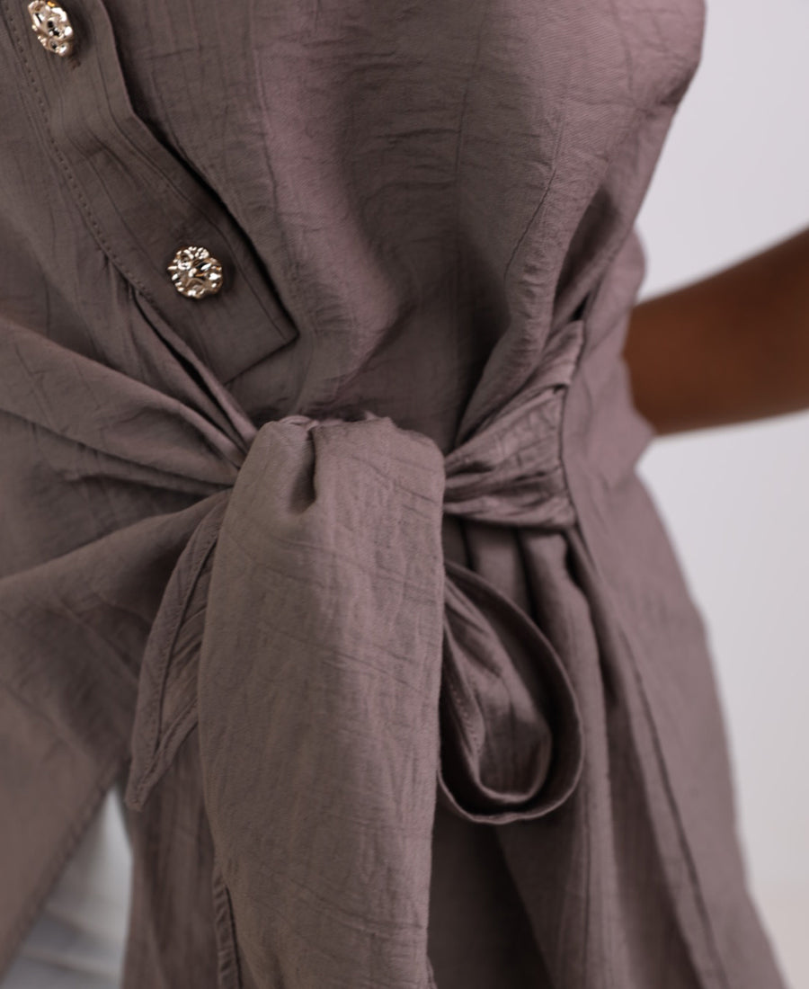Short-sleeved shirt with a tie waist and button-up front