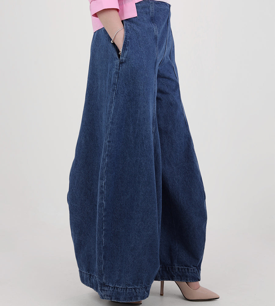 Balloon jeans with a center line
