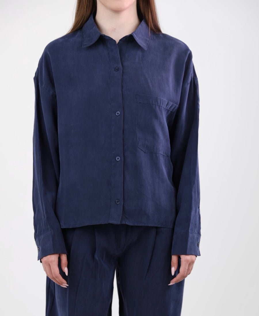 Oversize shirt with pocket on the front