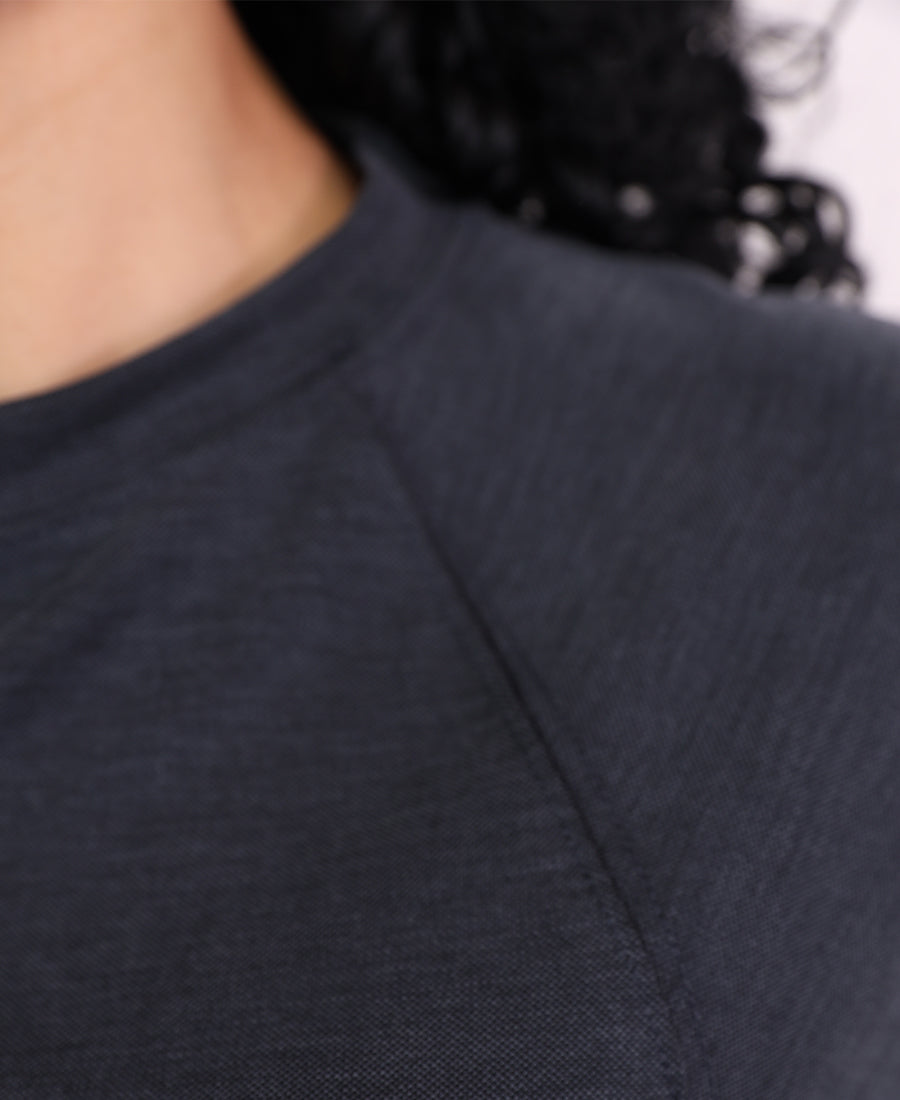 T-shirt with a stripe at the shoulders and waist