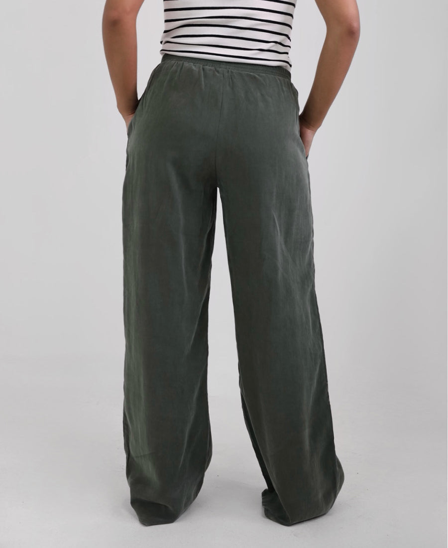 Butter fabric trousers with an elastic waistband