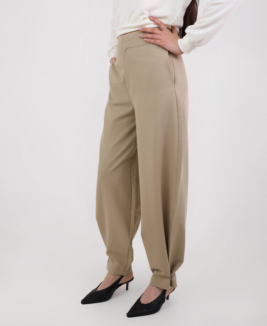 Strict pants with two buttons at the bottom of the leg