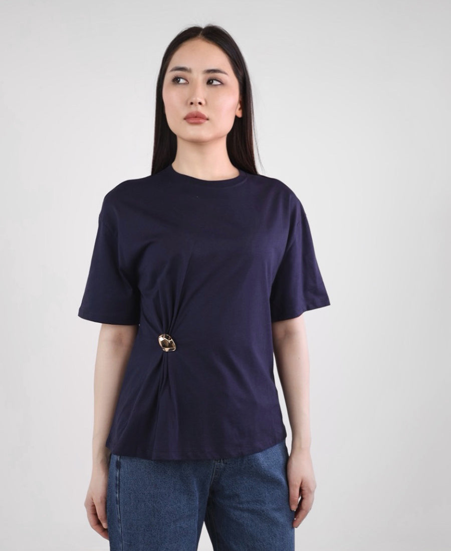 T-shirt waist brooch