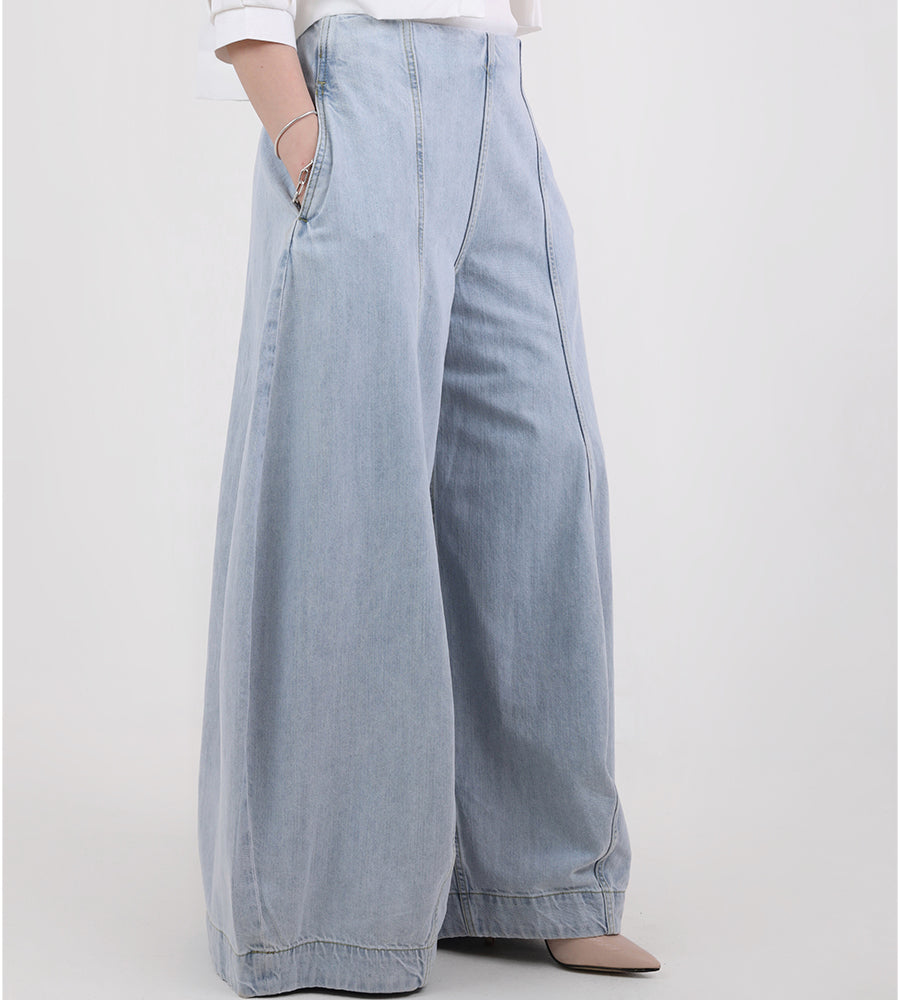 Balloon jeans with a center line