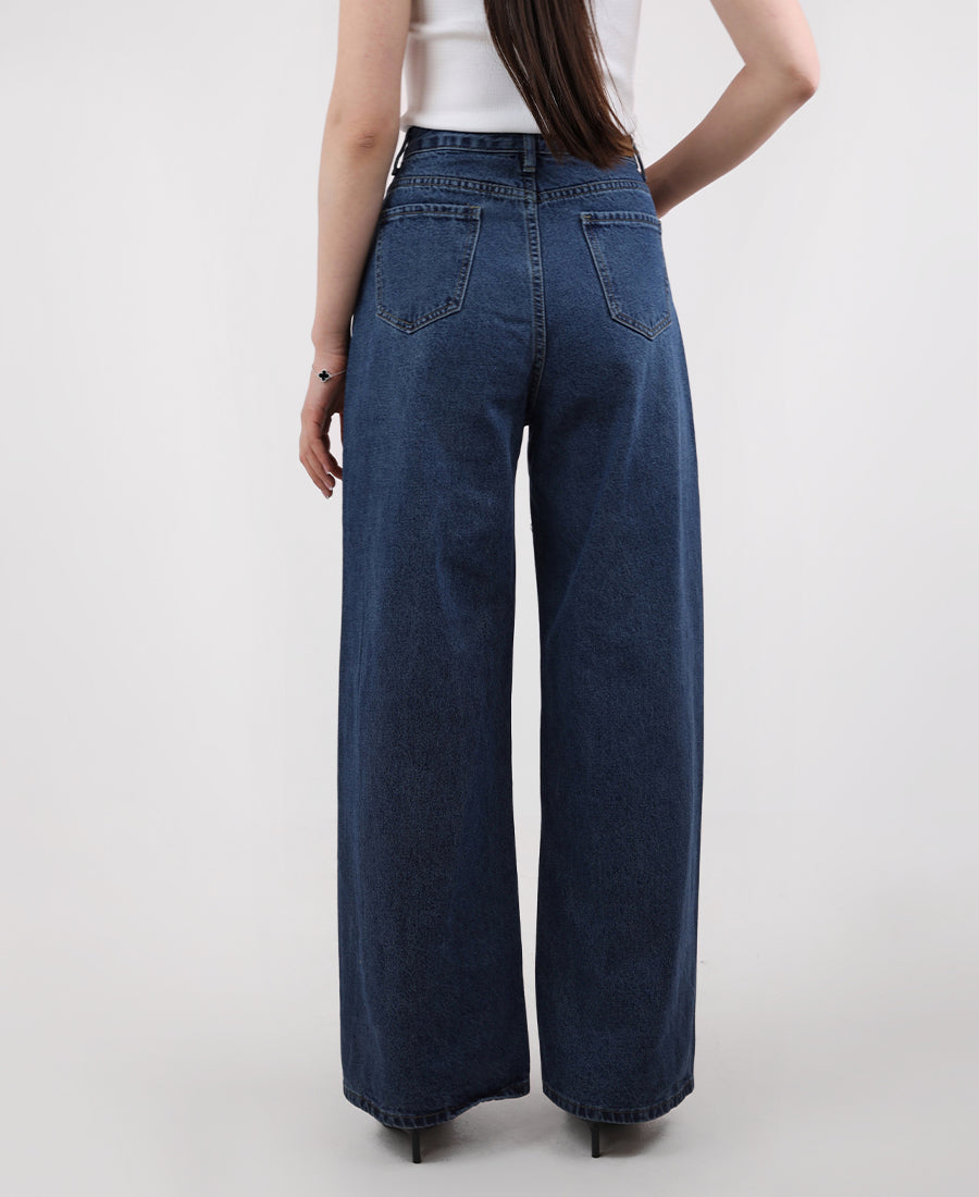 Wide leg jeans in dark blue with a diagonal hemline