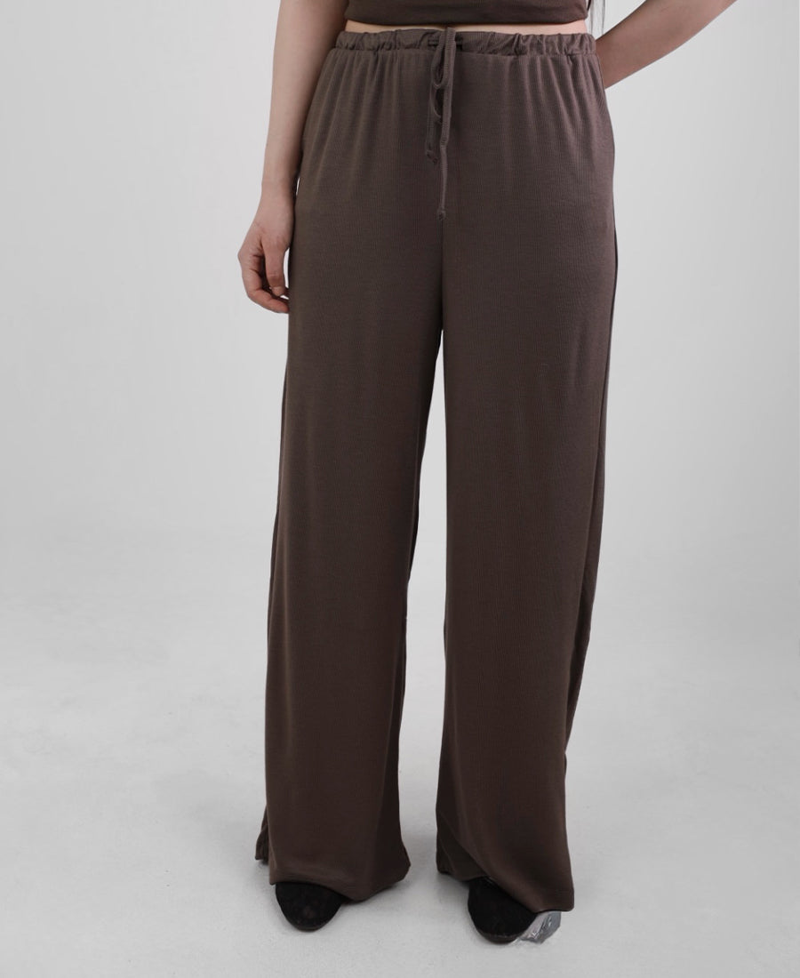 Sweatpants with elastic waistband