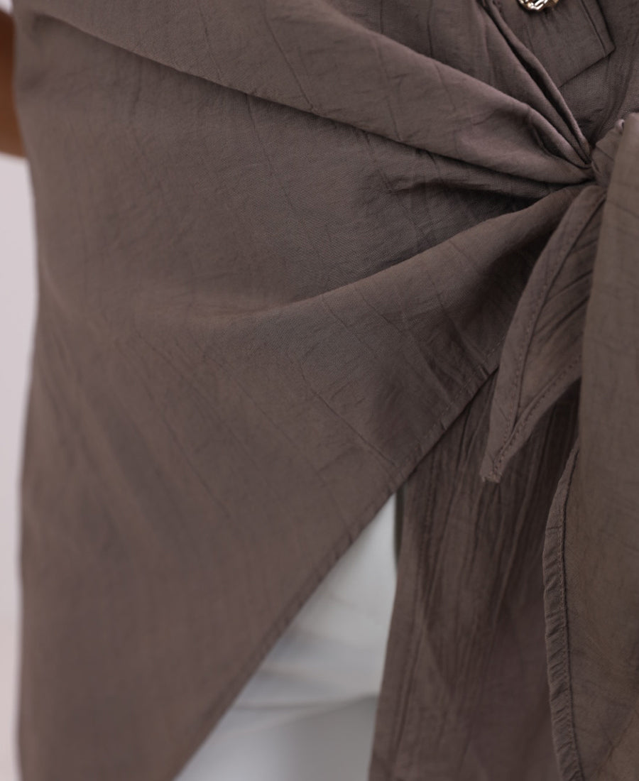 Short-sleeved shirt with a tie waist and button-up front
