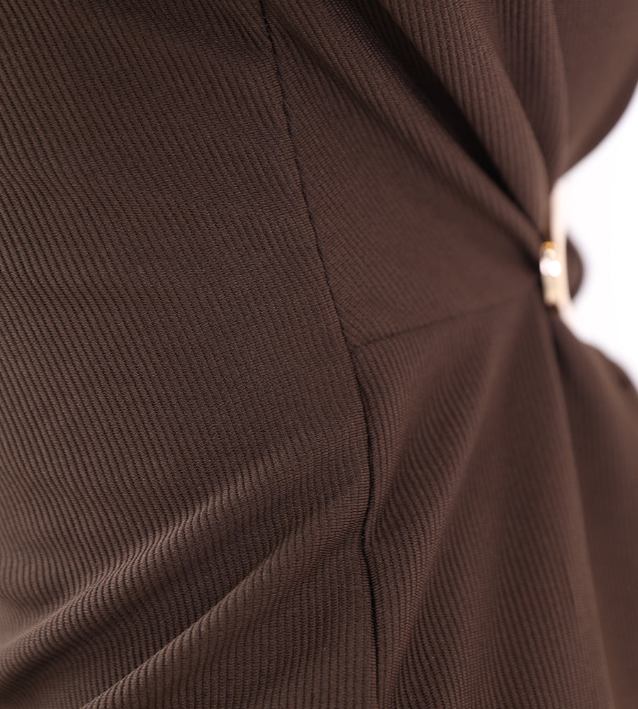 Long-sleeved dress with a brooch at the waist