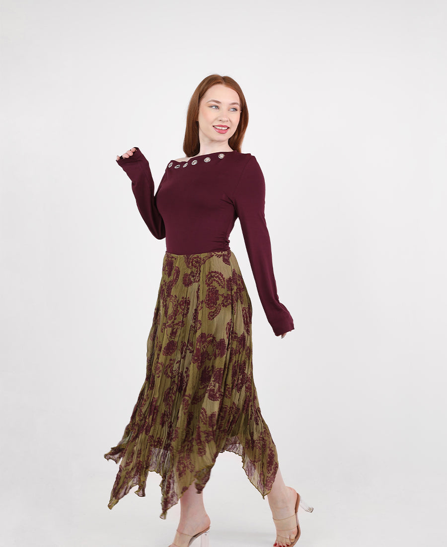 Pleated skirt with a burgundy and green rose print