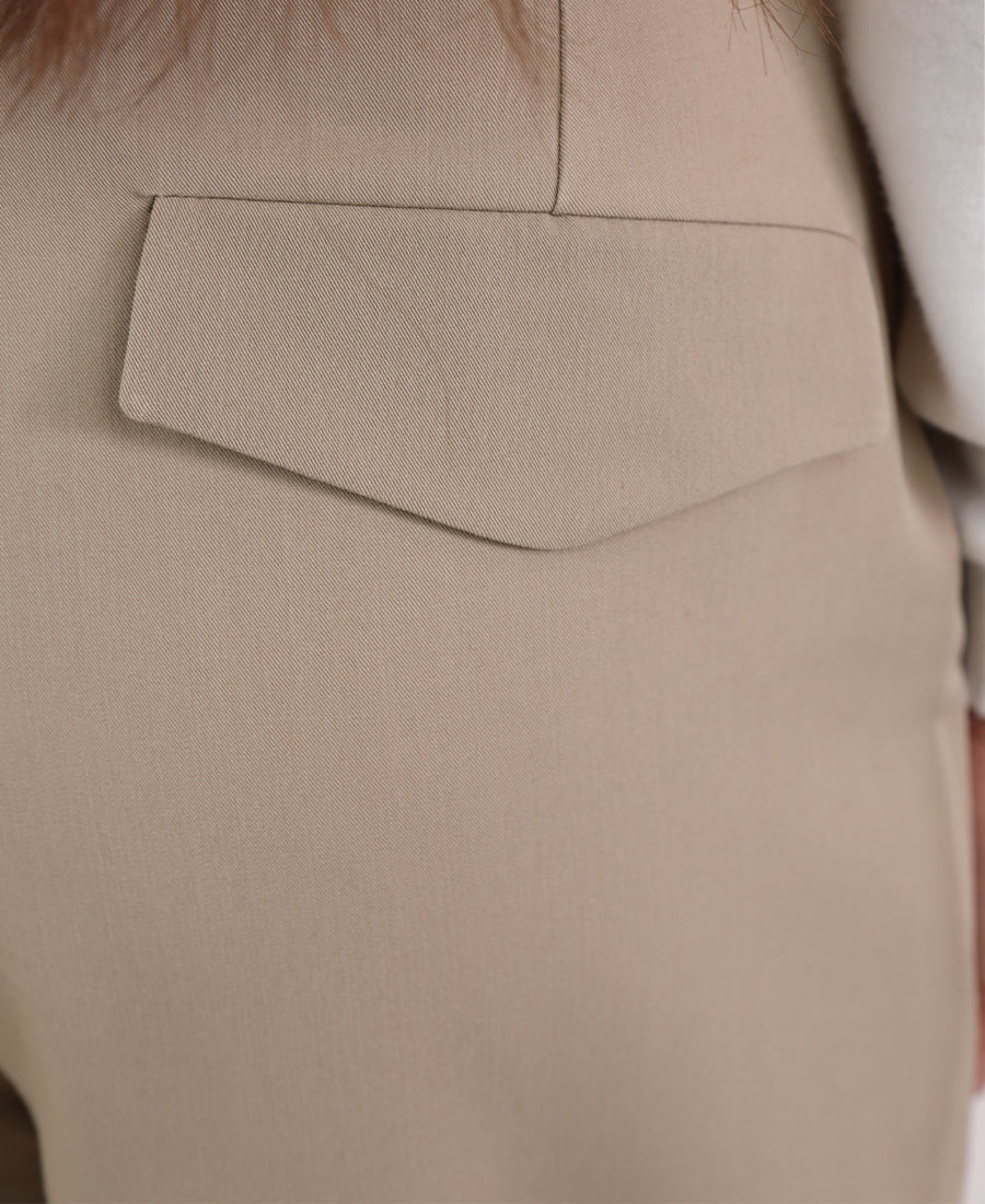 Strict pants with two buttons at the bottom of the leg