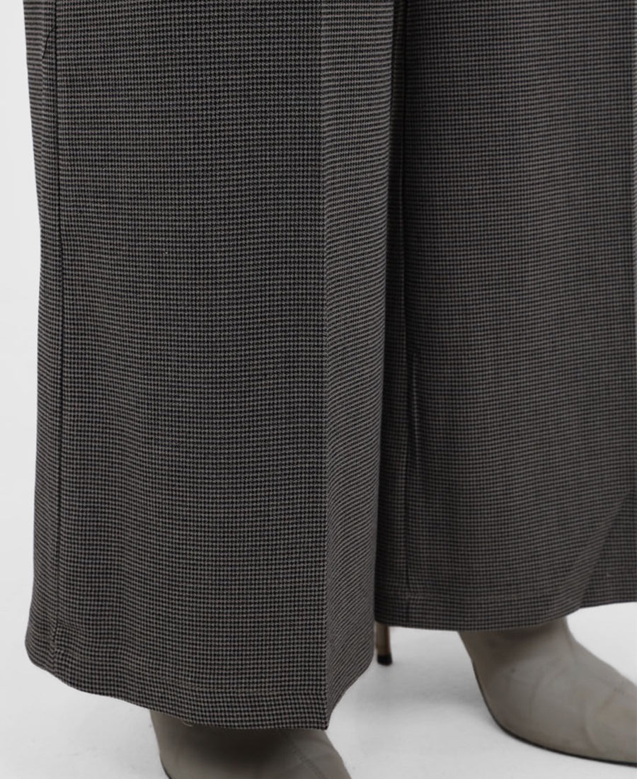 Black-gray checkered straight trousers