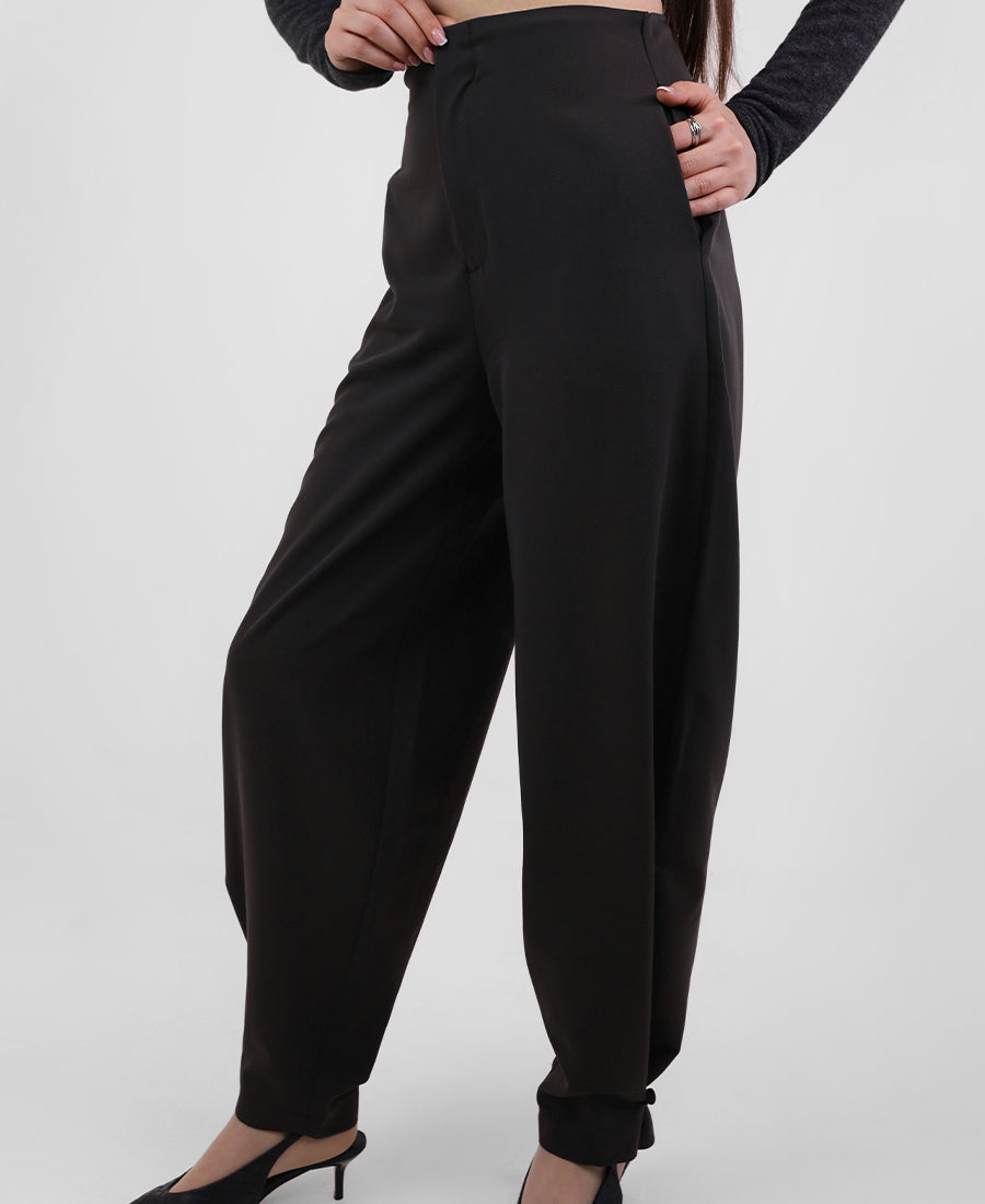 Strict pants with two buttons at the bottom of the leg