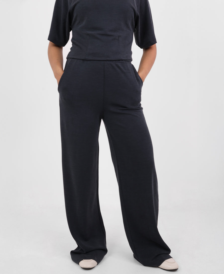 Straight cut pants with elastic waist