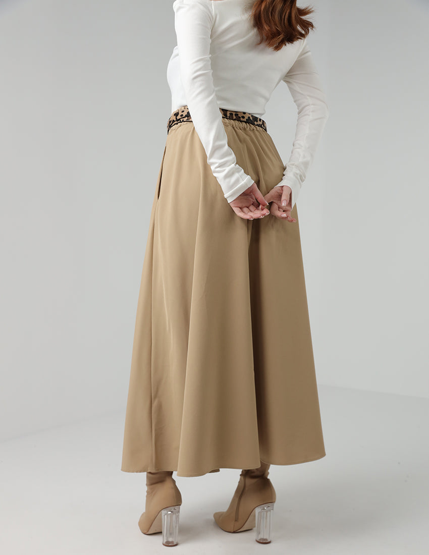 Long pleated beige skirt