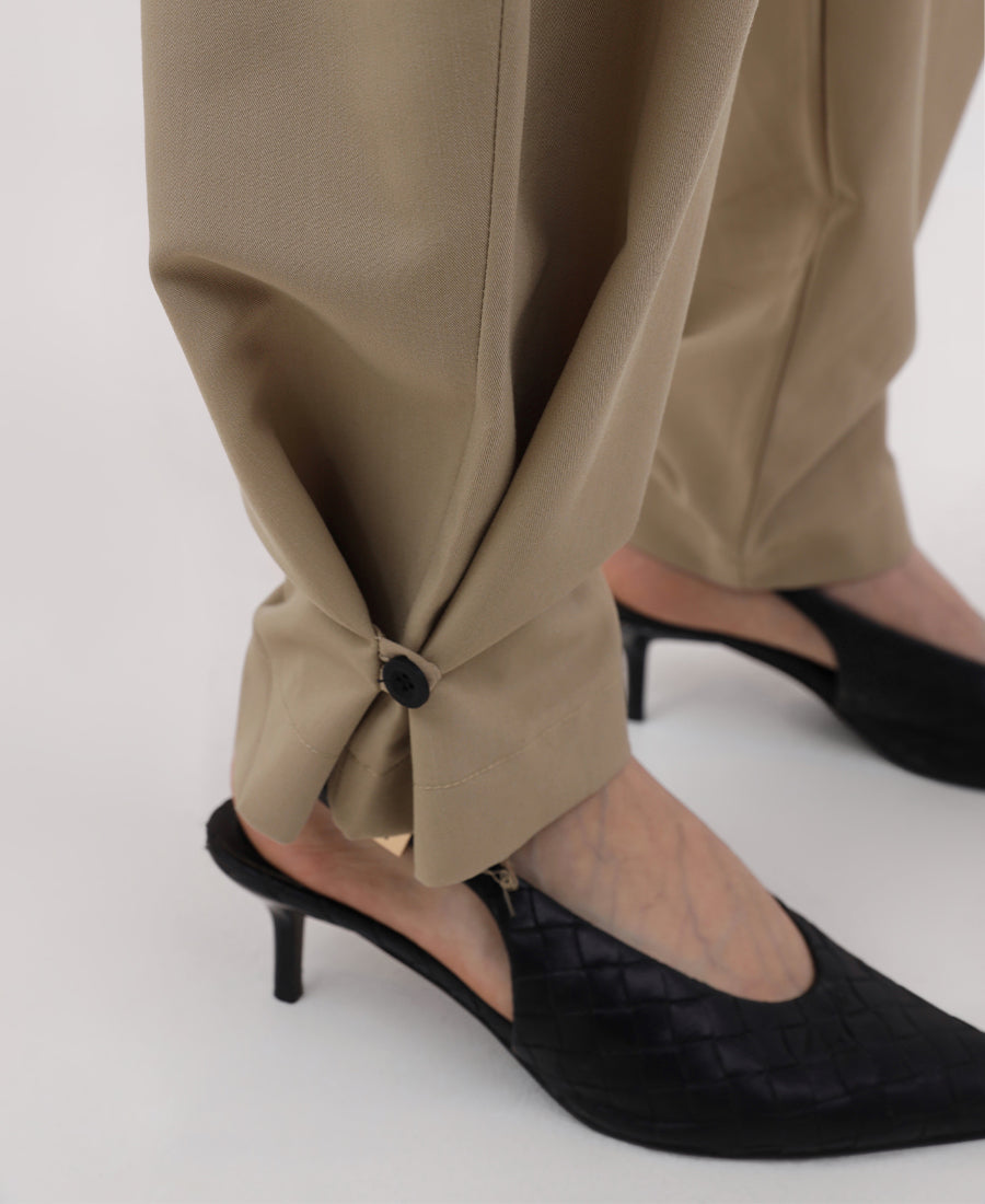 Strict pants with two buttons at the bottom of the leg