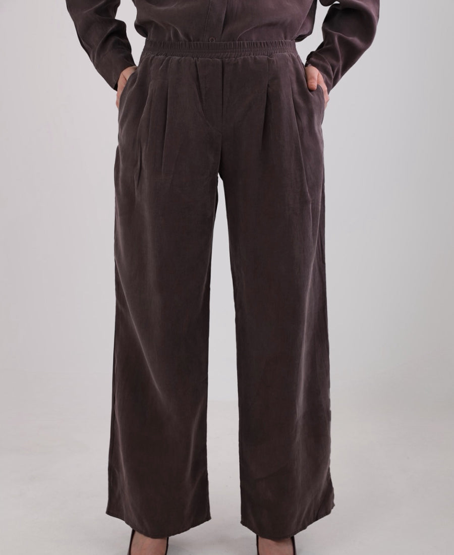 Butter fabric trousers with an elastic waistband