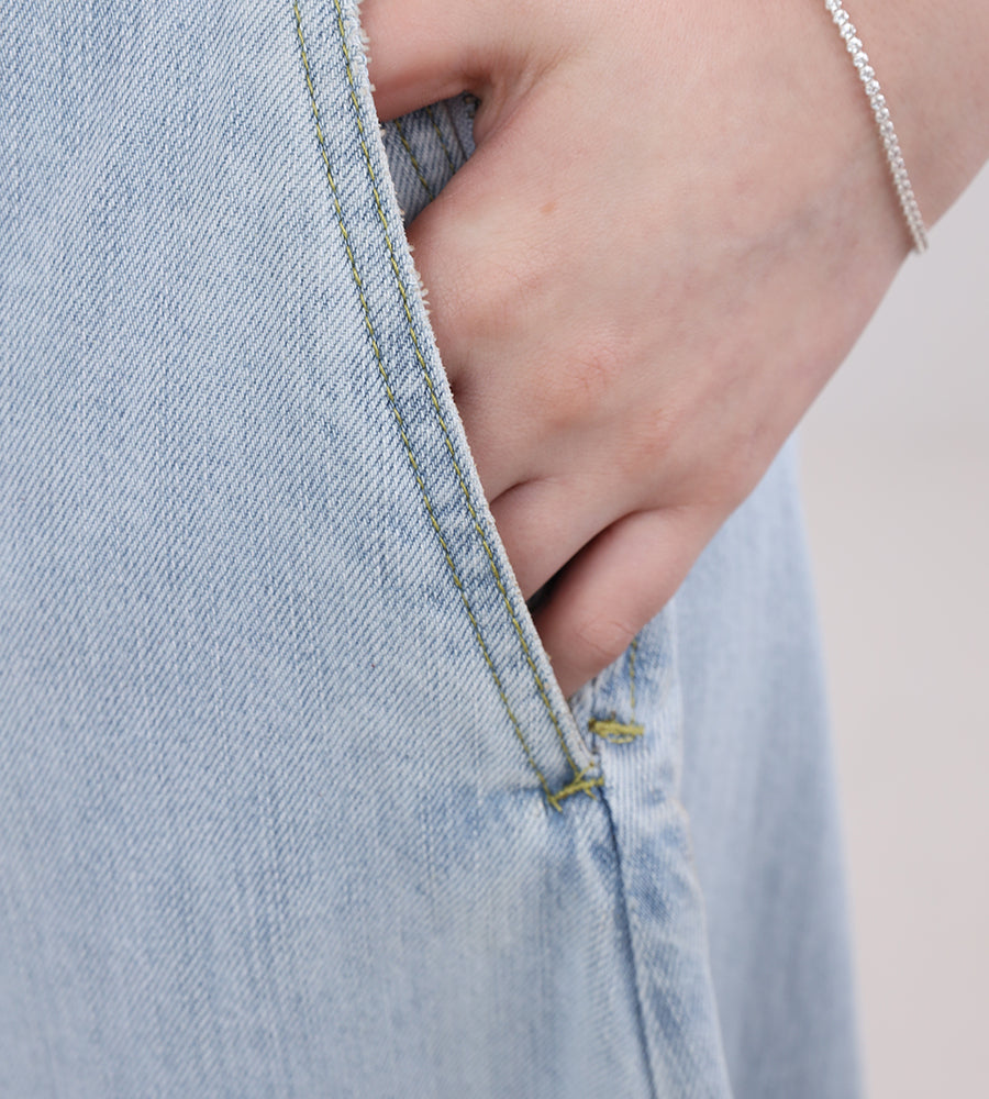 Balloon jeans with a center line
