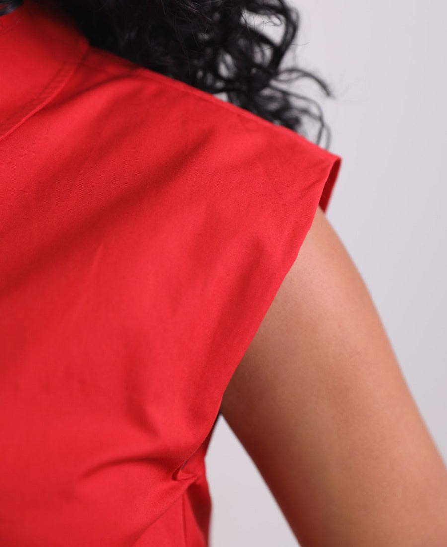 Sleeveless shirt with a gathered waist
