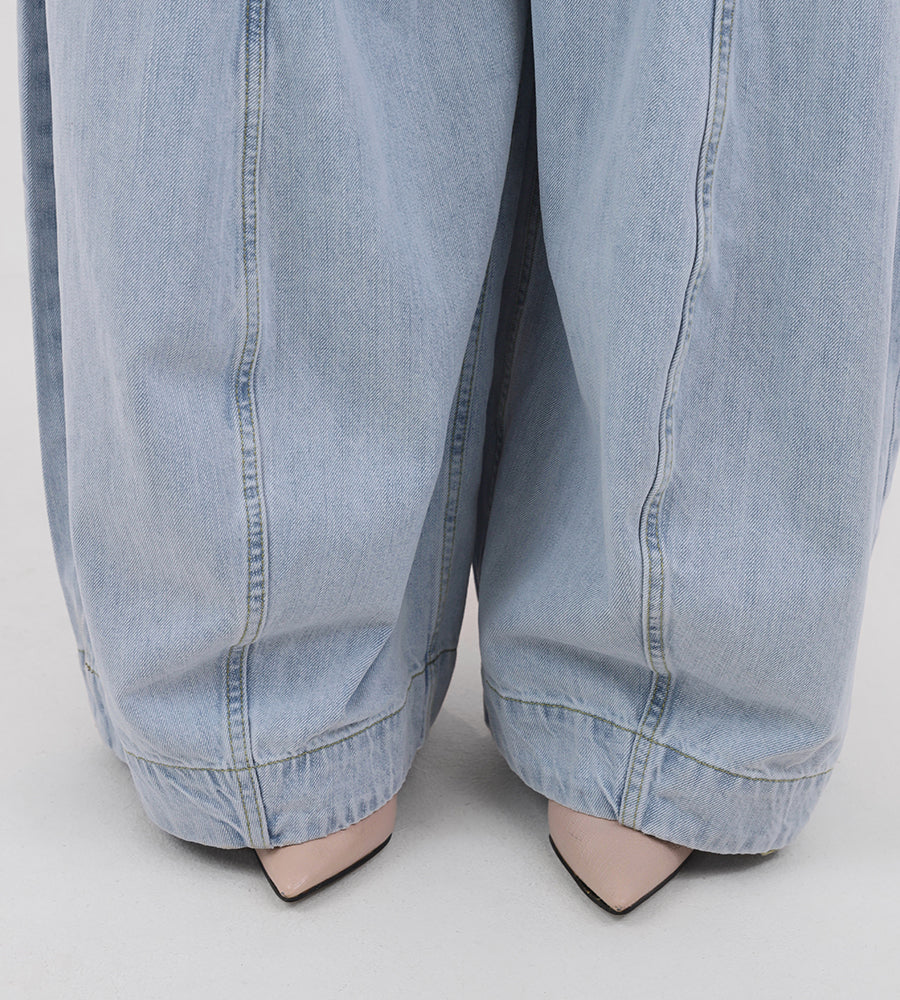 Balloon jeans with a center line