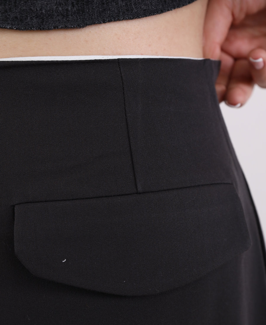 Strict pants with two buttons at the bottom of the leg