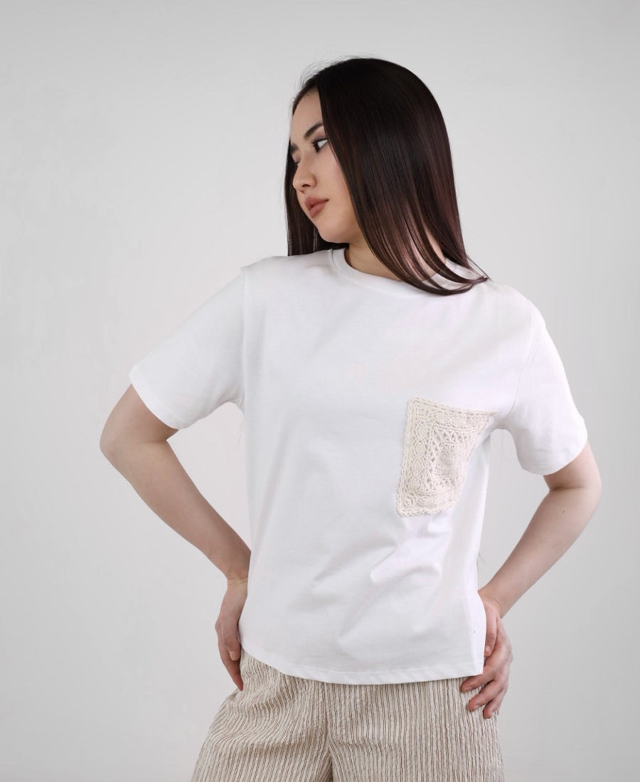 White T-shirt with tricot pocket