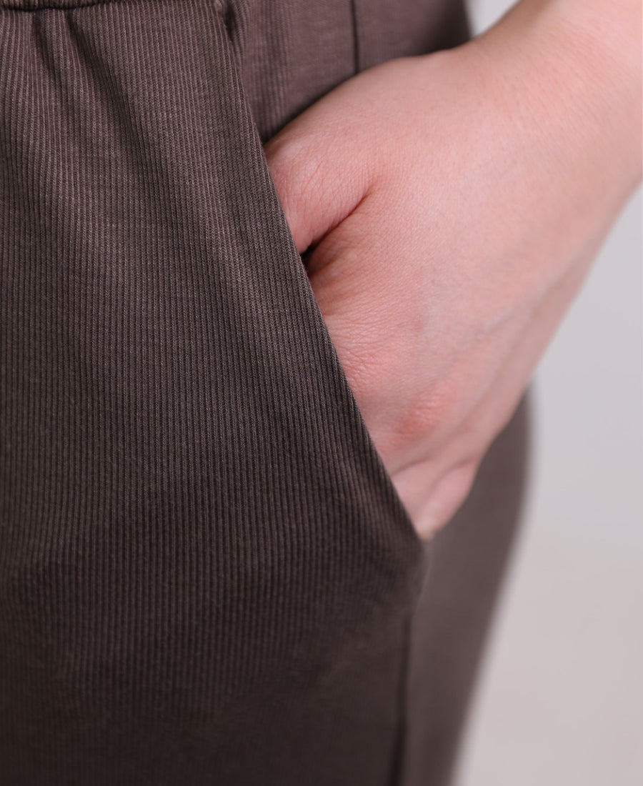 Sweatpants with elastic waistband