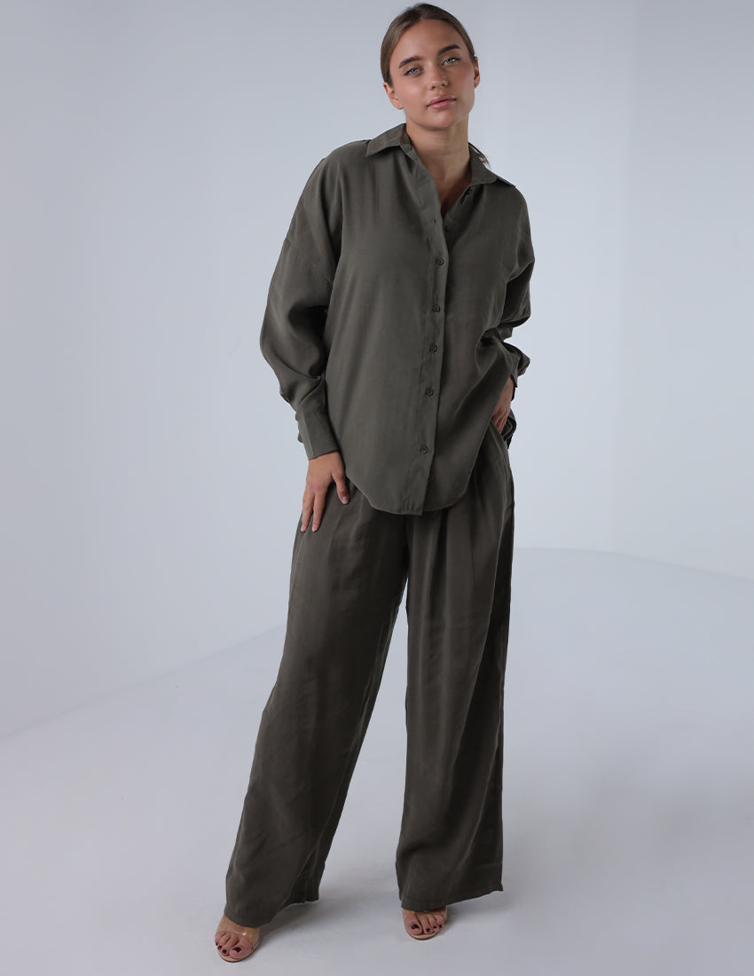 Two-piece oversized shirt with wide-leg pants