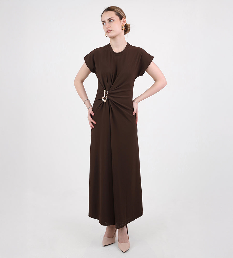 Short-sleeved dress with a brooch at the waist, long