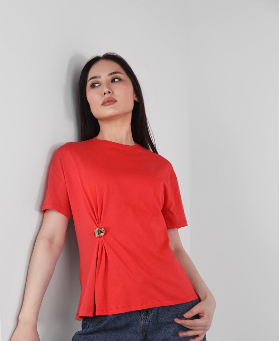 T-shirt waist brooch