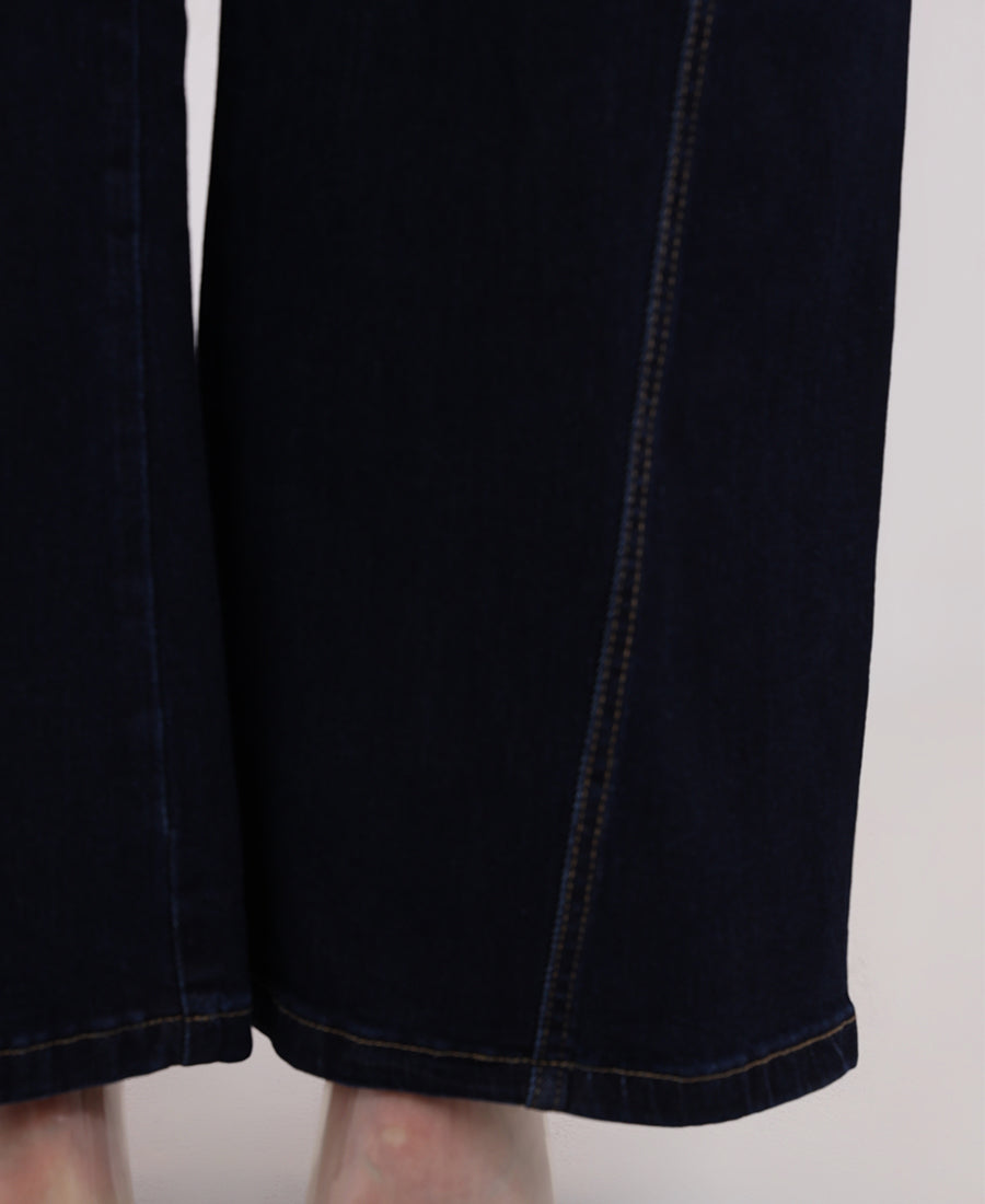Wide leg jeans with a belt and diagonal seam