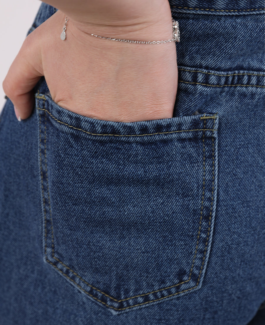 Wide leg jeans in dark blue with a diagonal hemline