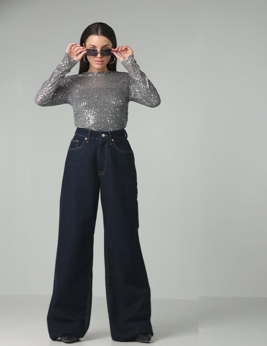 بلوزة طويلة الأكمام مزينة بالترتر وفتحة رقبة دائرية