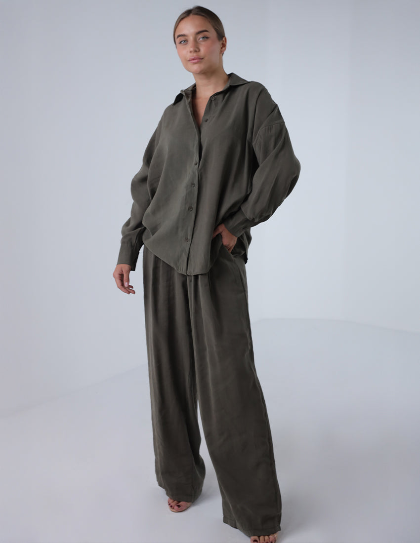 Two-piece oversized shirt with wide-leg pants