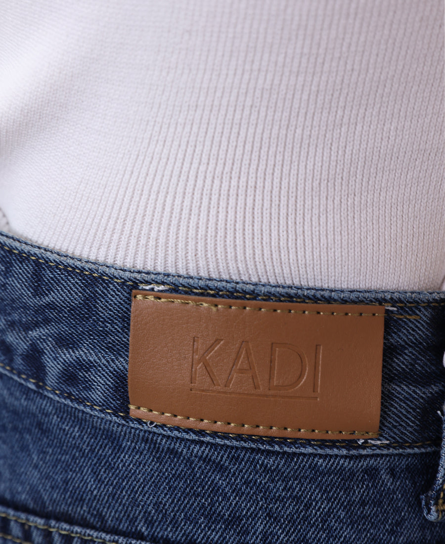 Wide leg jeans in dark blue with a diagonal hemline