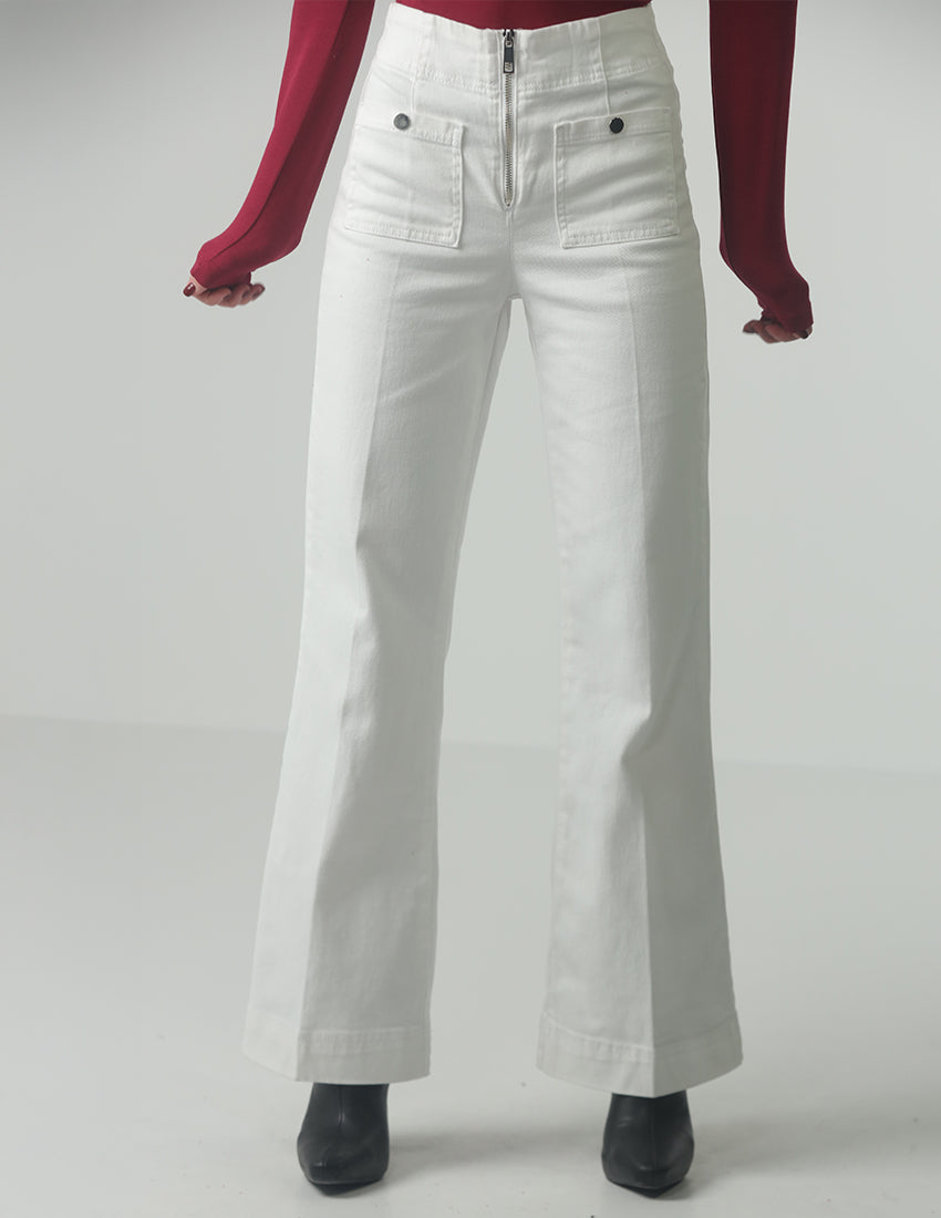 High-waisted bootcut jeans with pockets