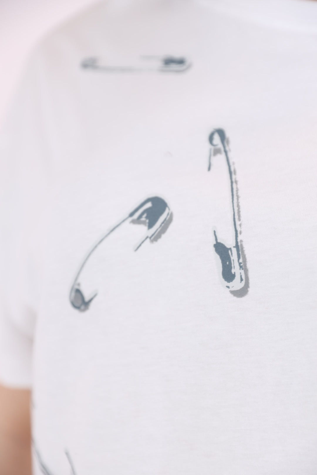 Printed pins white over size T-shirt