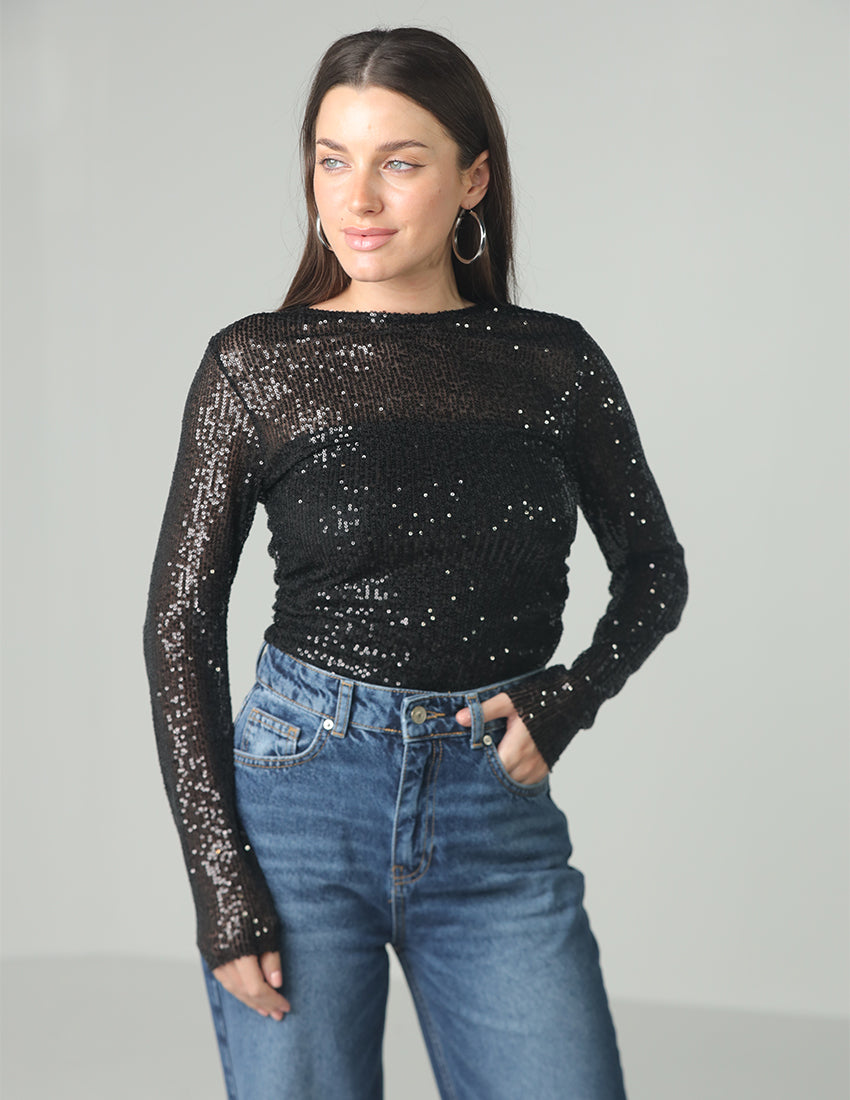 بلوزة طويلة الأكمام مزينة بالترتر وفتحة رقبة دائرية