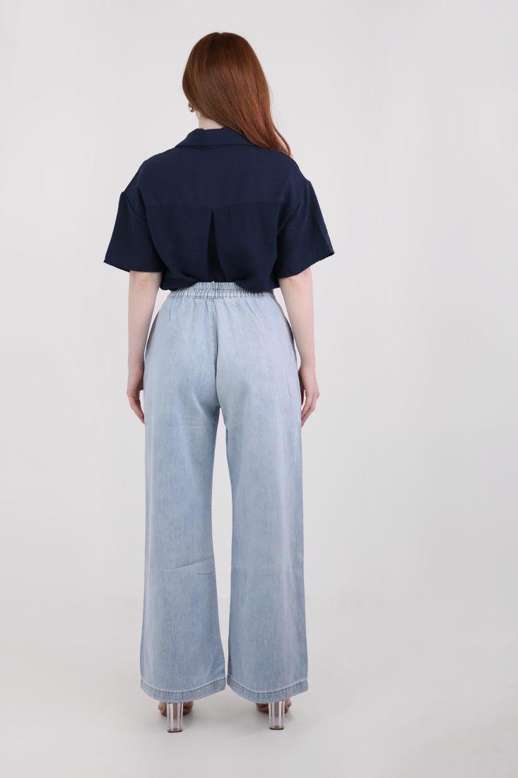 Loose straight-cut with pleats at the waist jeans