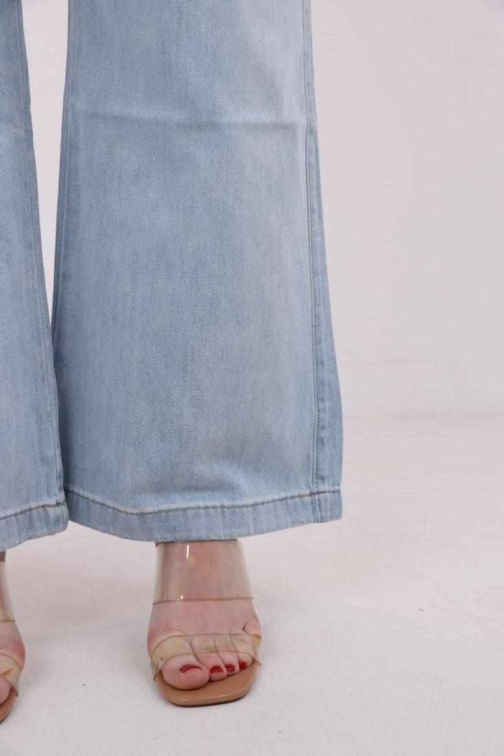 Loose straight-cut with pleats at the waist jeans