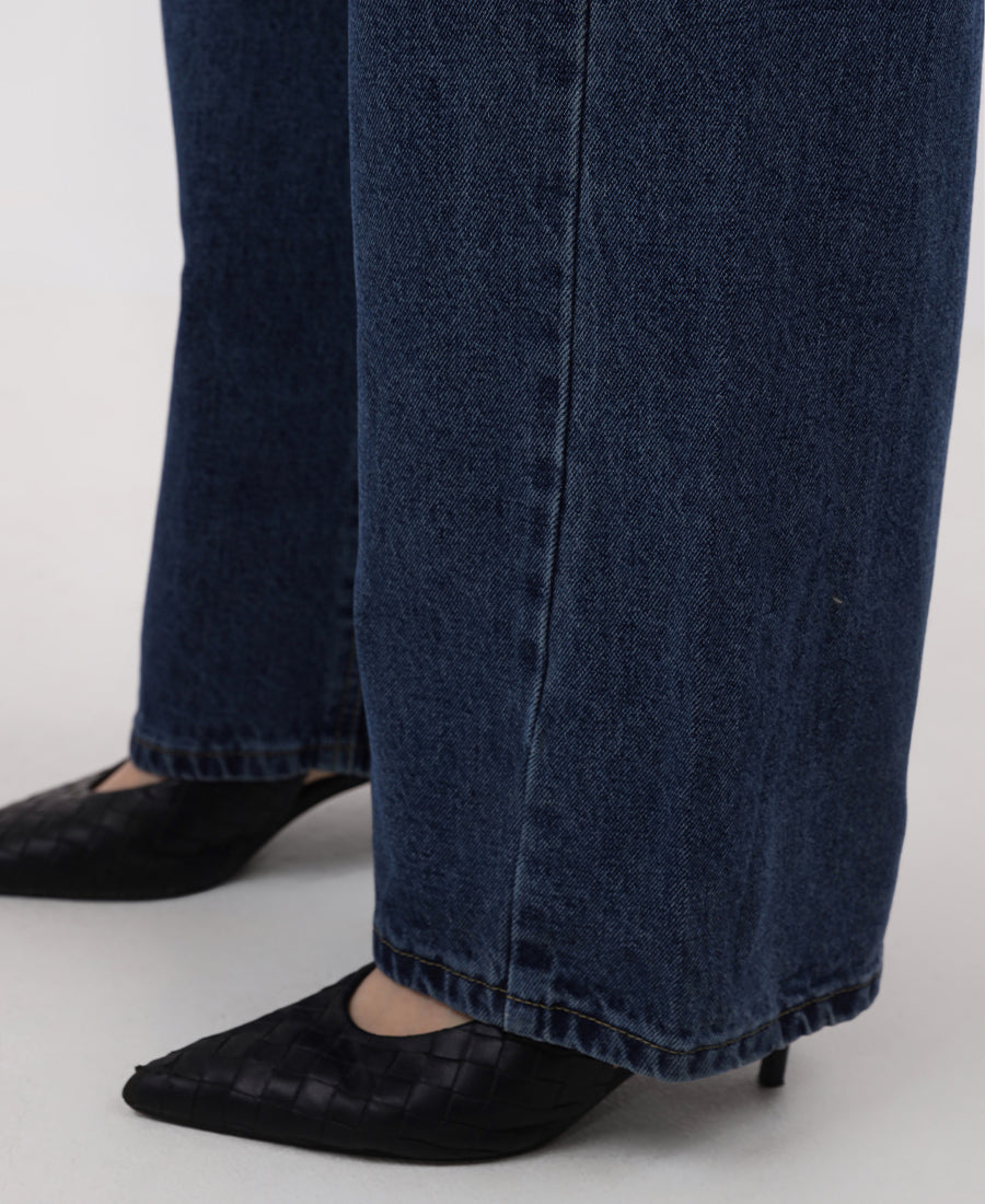 Wide leg jeans in dark blue with a diagonal hemline