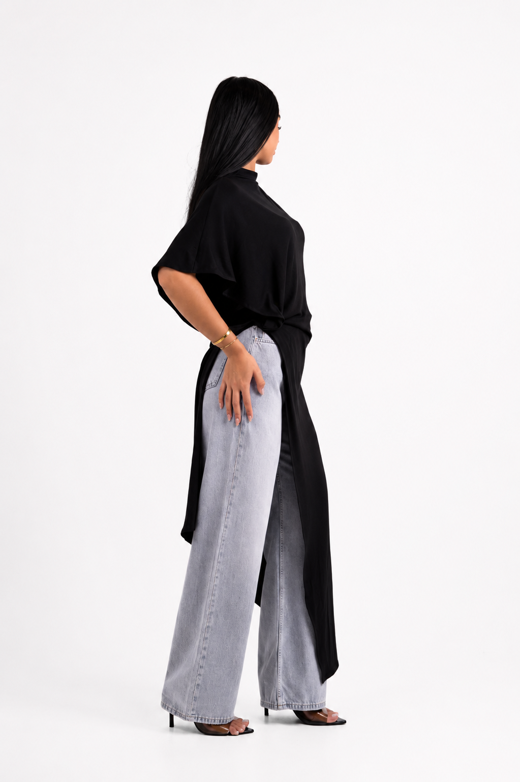 Long black blouse with a train sleeveless