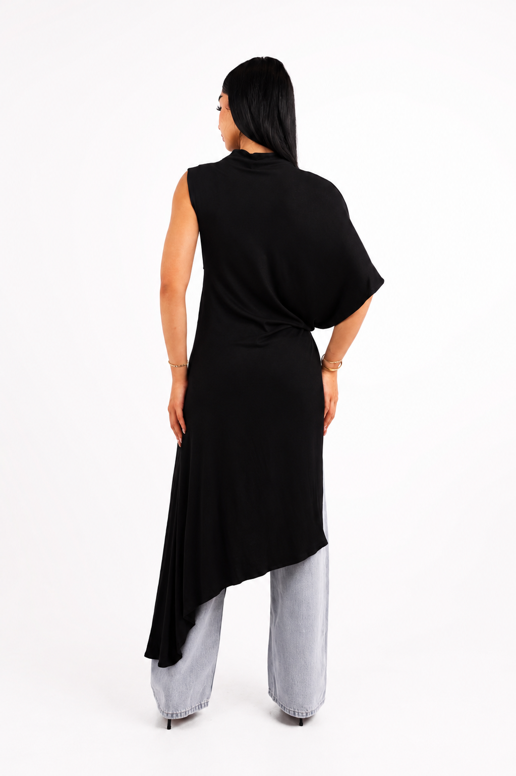 Long black blouse with a train sleeveless