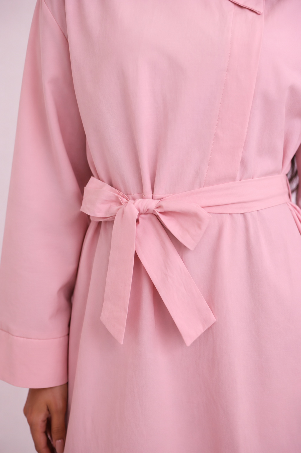 Long asimetrico collar dress with sleeves and a tie waist