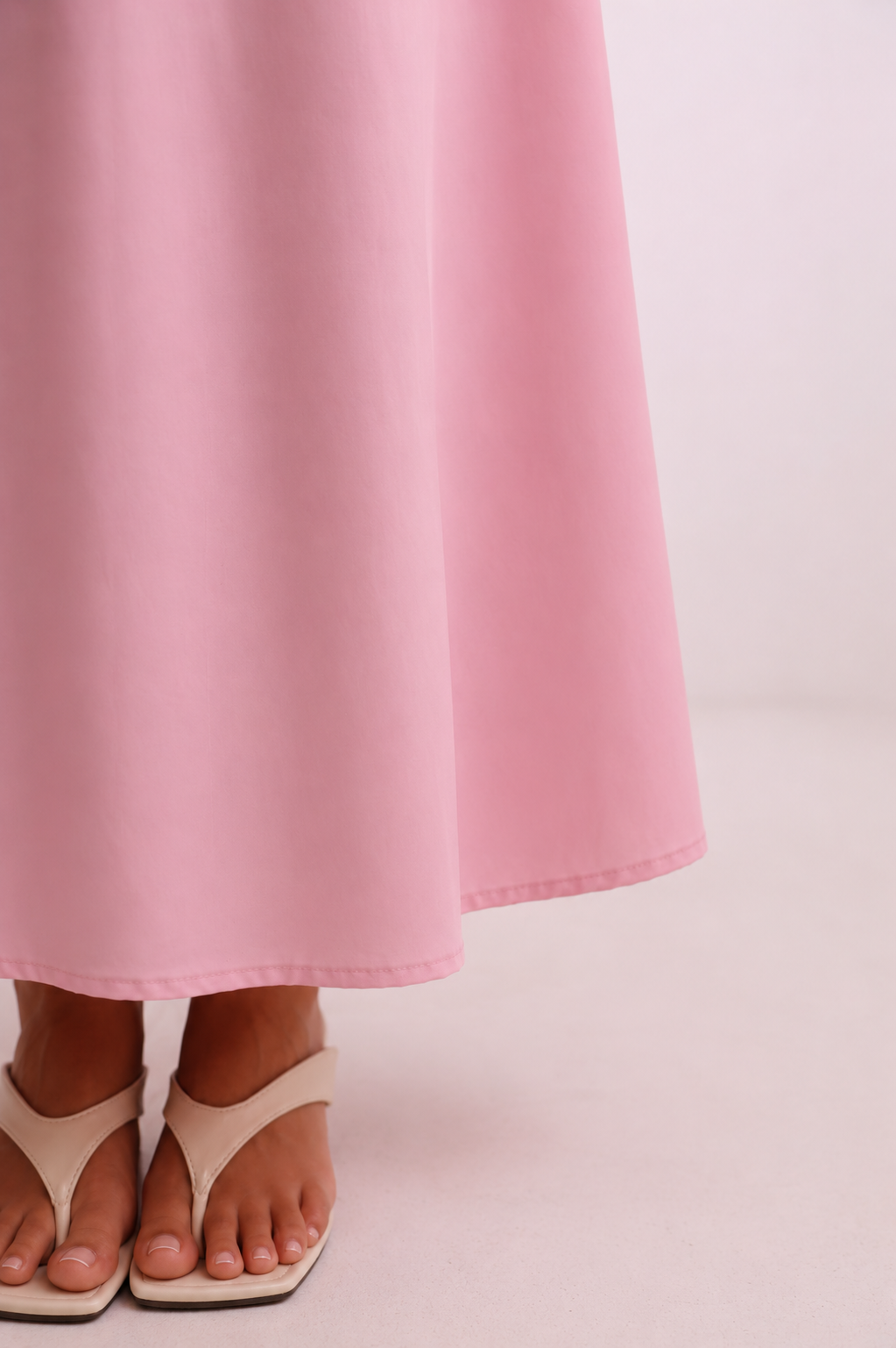 Long asimetrico collar dress with sleeves and a tie waist