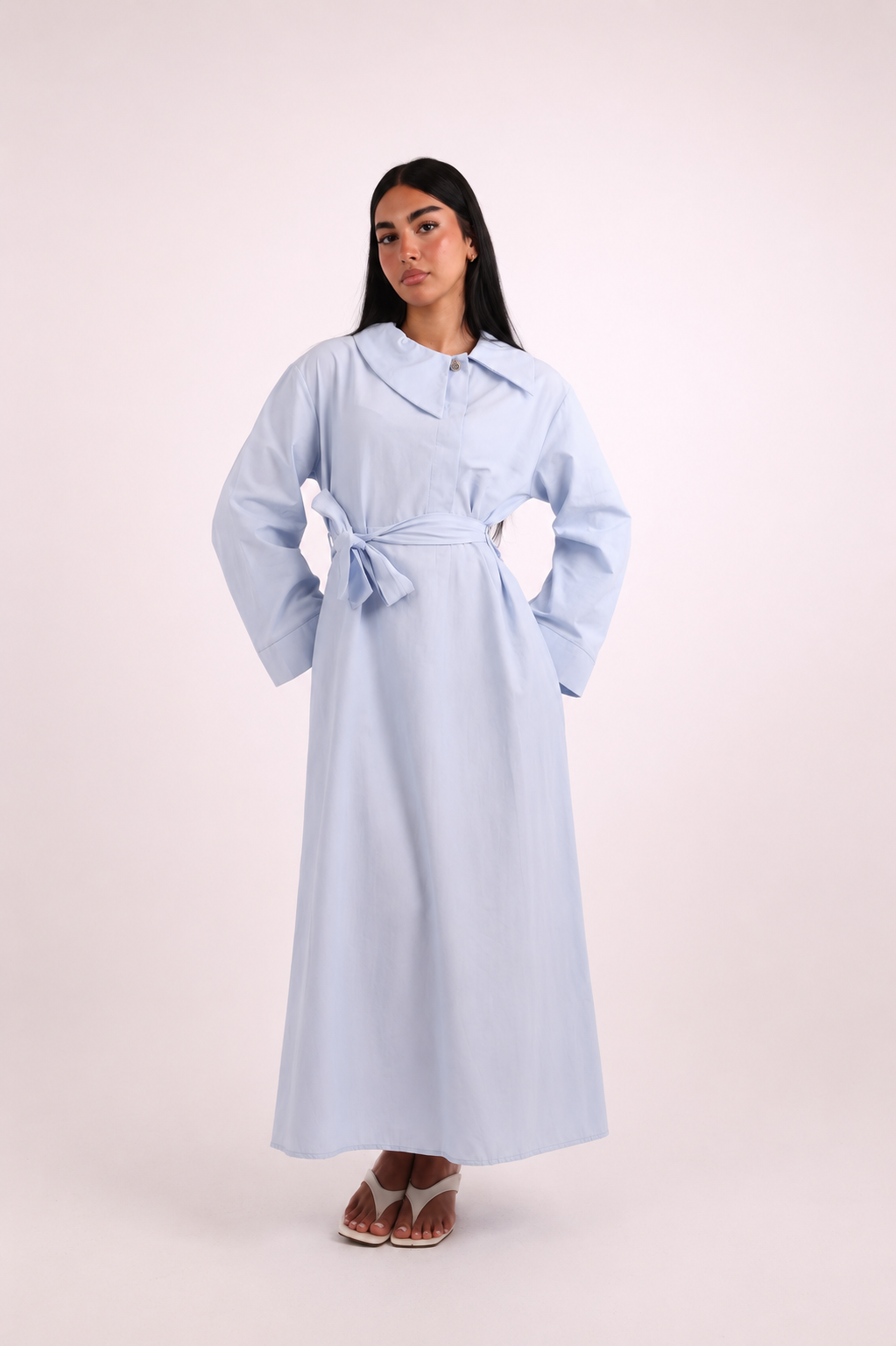 Long asimetrico collar dress with sleeves and a tie waist