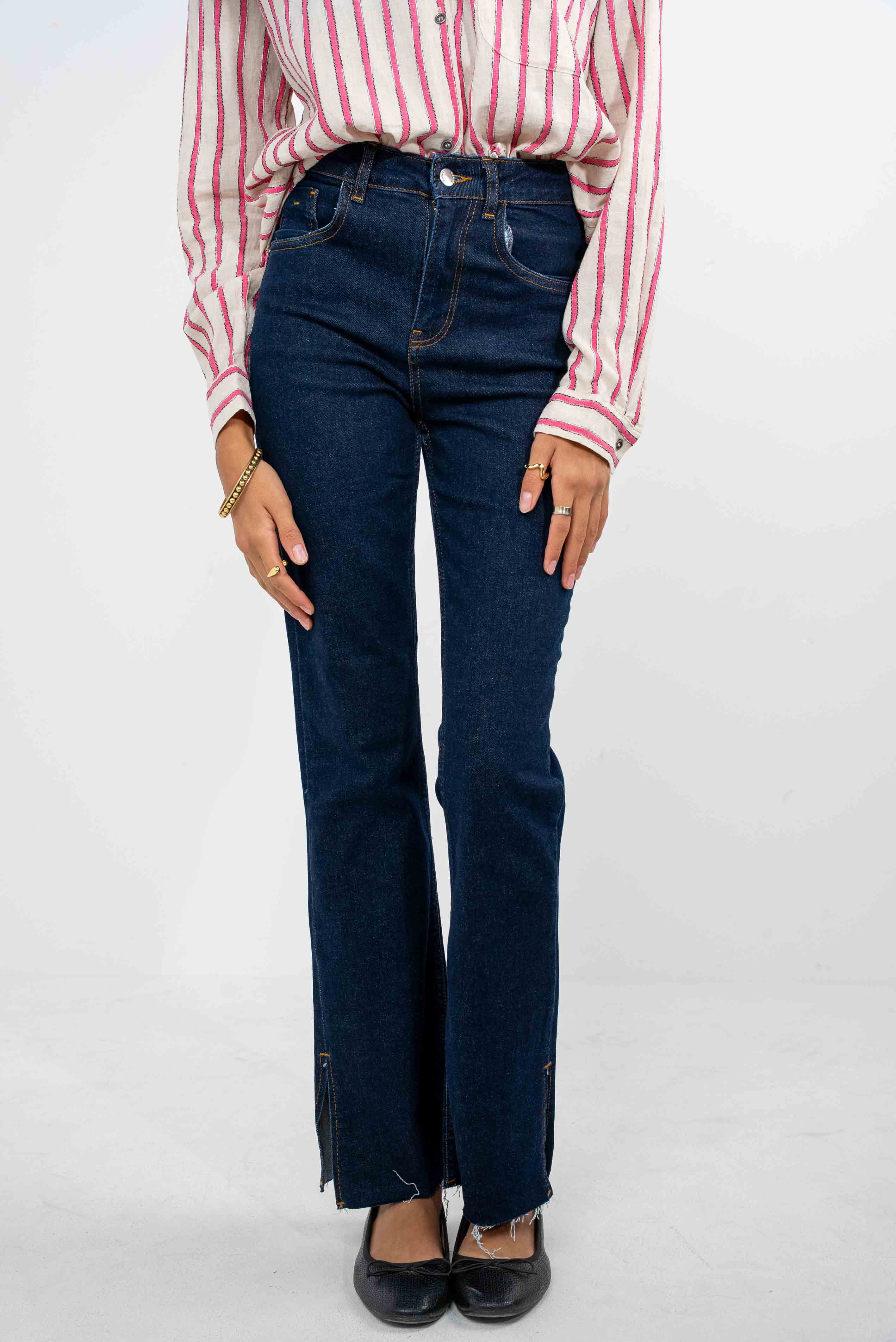 High-waisted, street-cut jeans with two leg slits