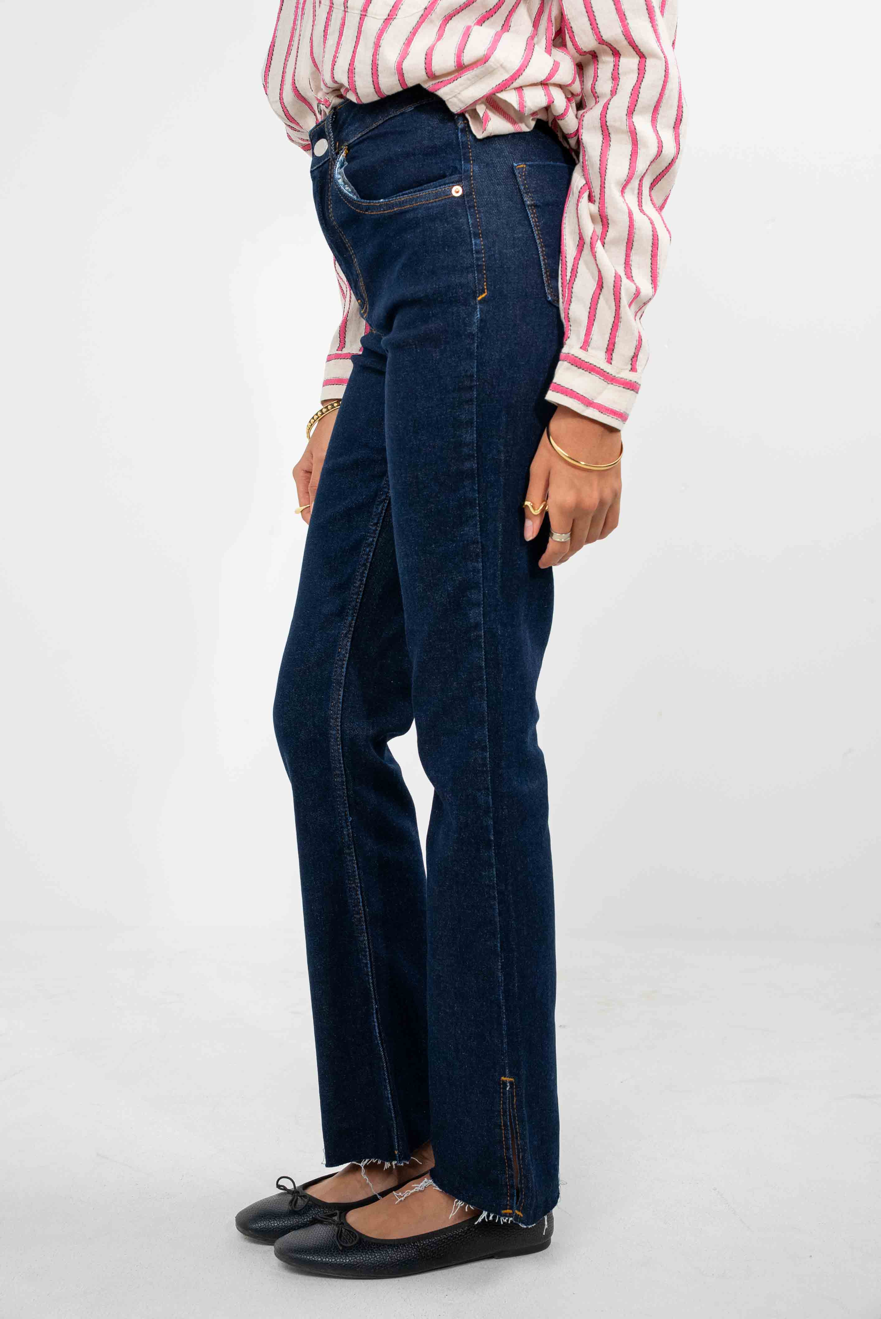 High-waisted, street-cut jeans with two leg slits