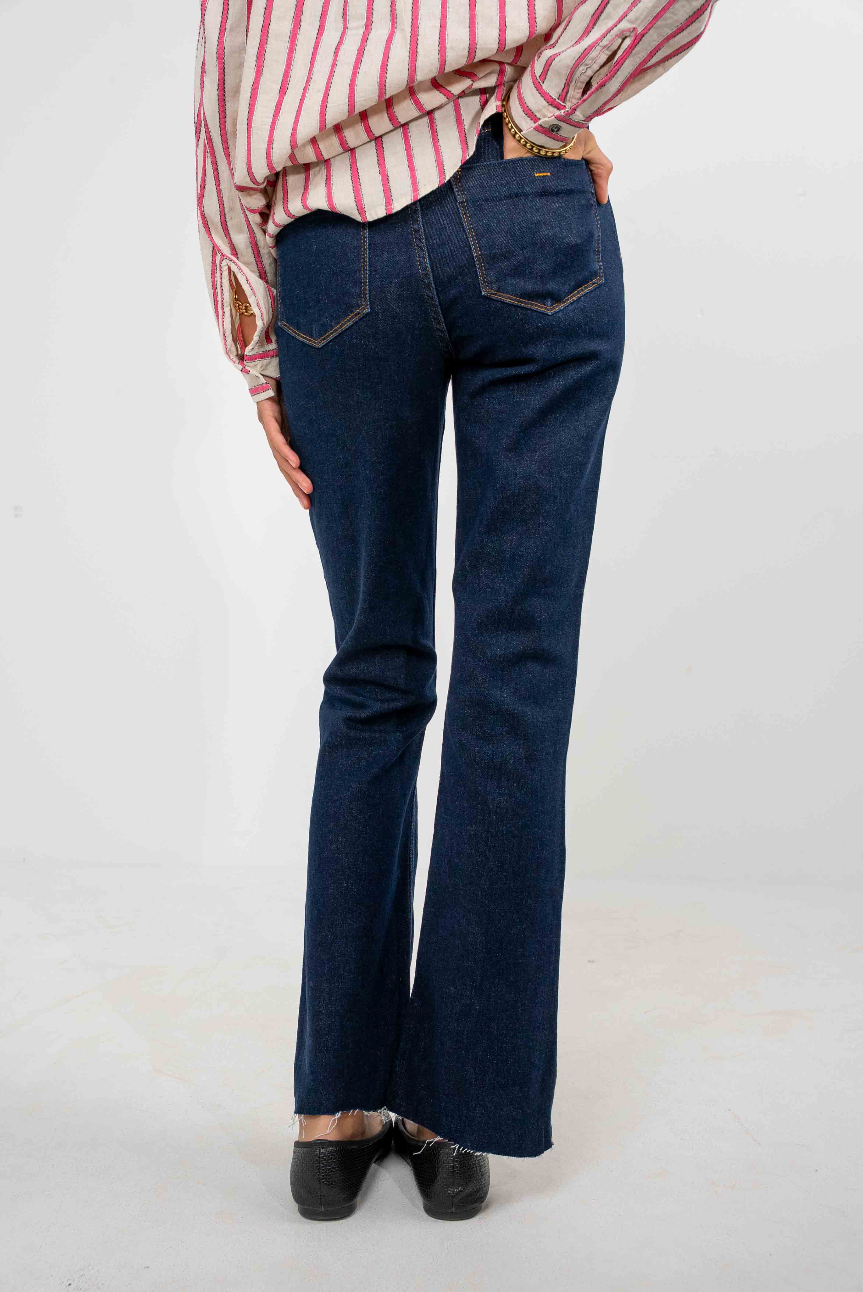 High-waisted, street-cut jeans with two leg slits