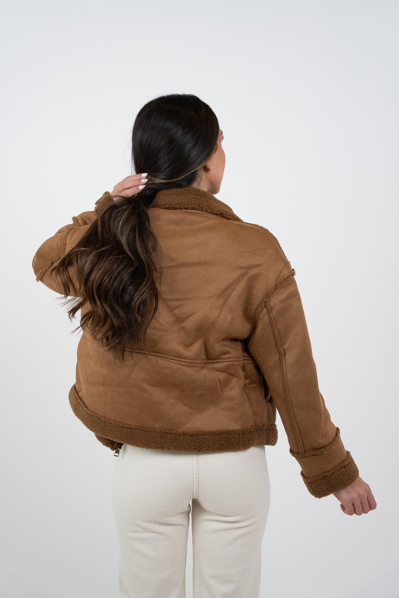 Short suede jacket with fur collar